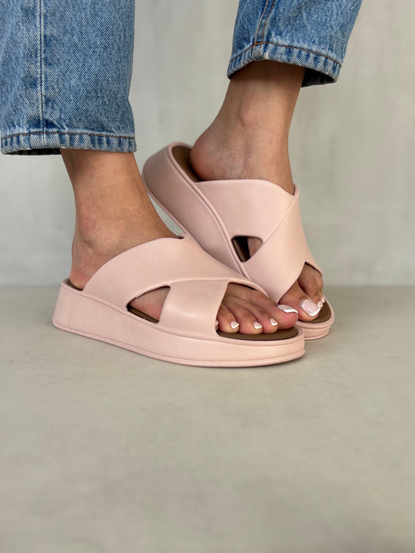 14377 – Sandalias Rosadas Tipo Slider para Dama