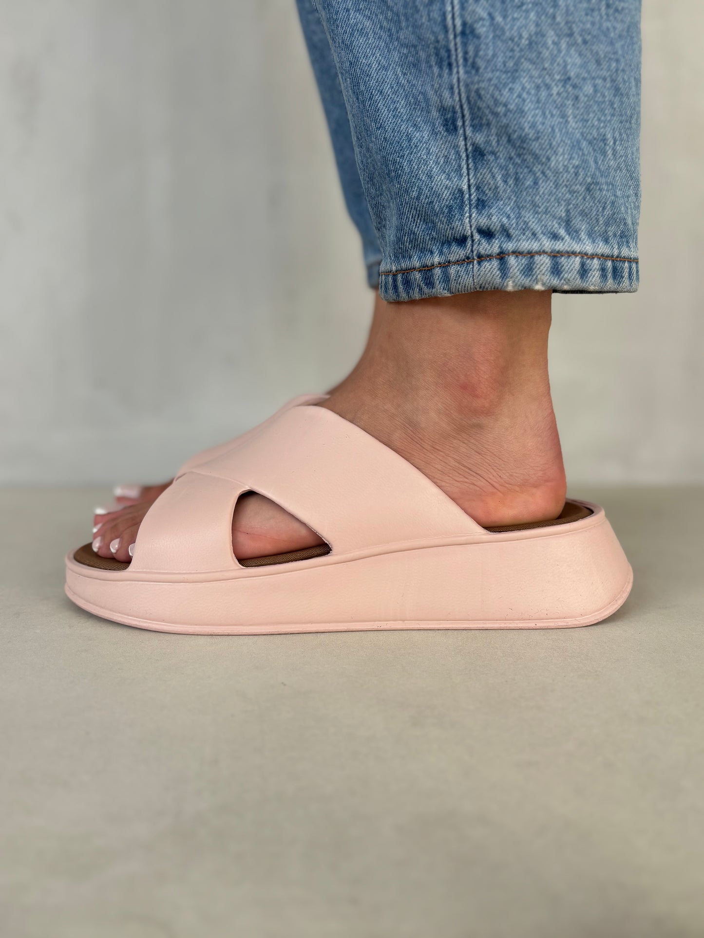 14377 – Sandalias Rosadas Tipo Slider para Dama