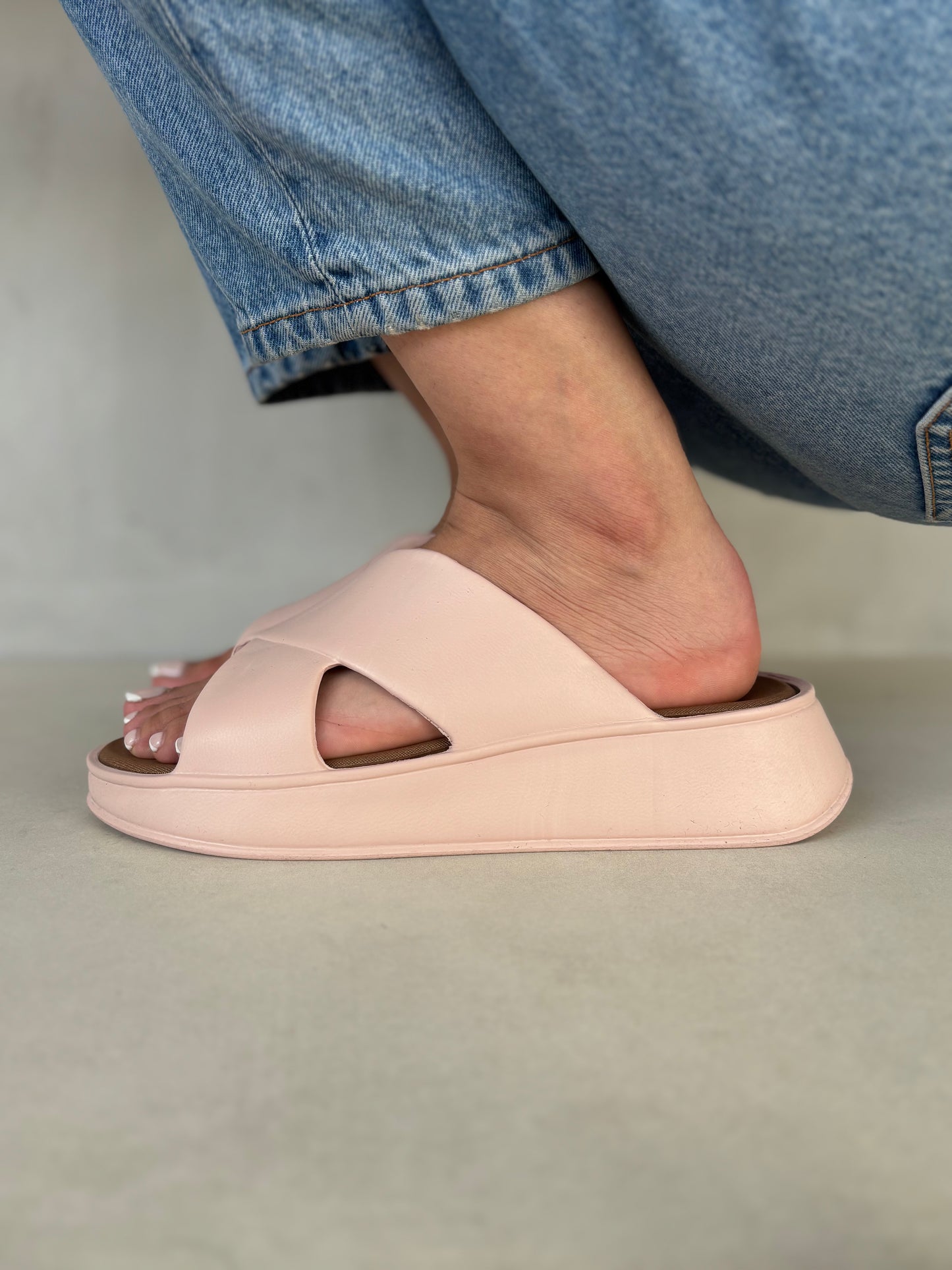 14377 – Sandalias Rosadas Tipo Slider para Dama