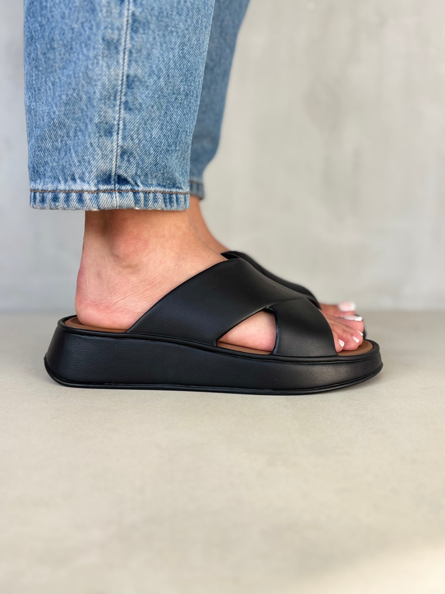14378 – Sandalias Negras Tipo Slider para Dama