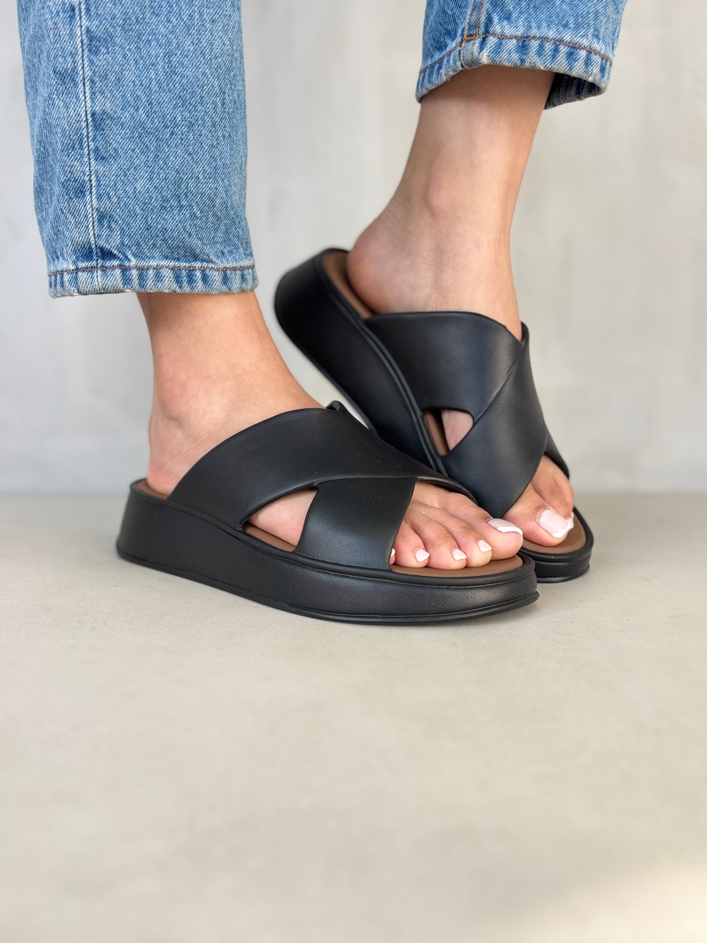 14378 – Sandalias Negras Tipo Slider para Dama