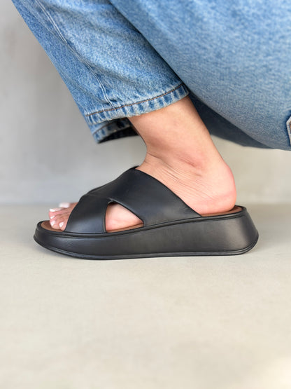 14378 – Sandalias Negras Tipo Slider para Dama