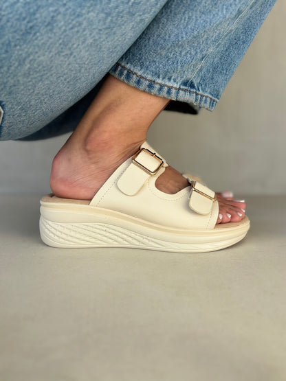 14367 – Sandalias con plataforma y hebillas doradas color beige para dama