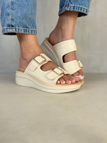14367 – Sandalias con plataforma y hebillas doradas color beige para dama