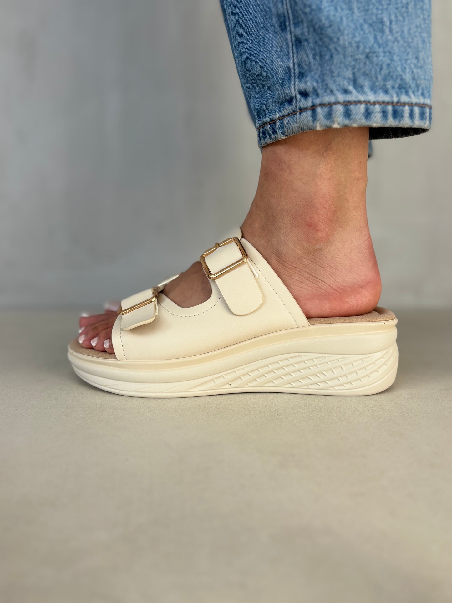 14367 – Sandalias con plataforma y hebillas doradas color beige para dama