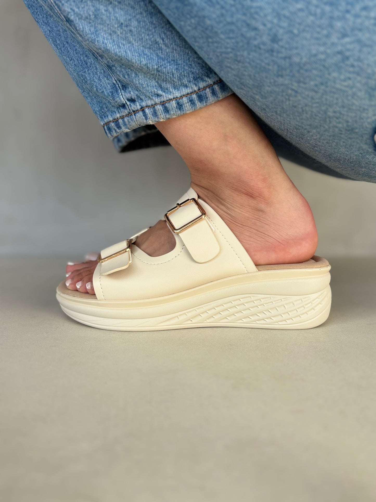 14367 – Sandalias con plataforma y hebillas doradas color beige para dama