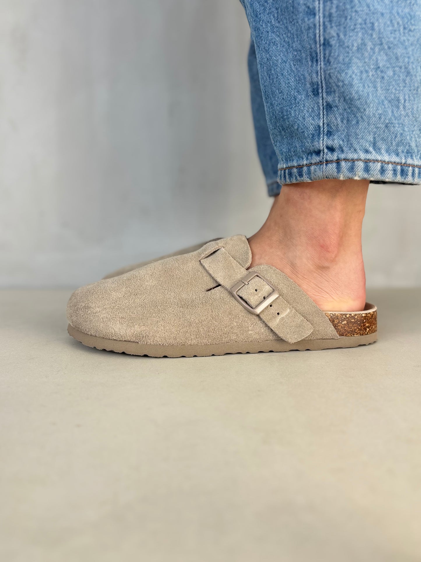 14371 – Sandalias tipo zueco color taupe Unisex | Boston Zoé Shoes