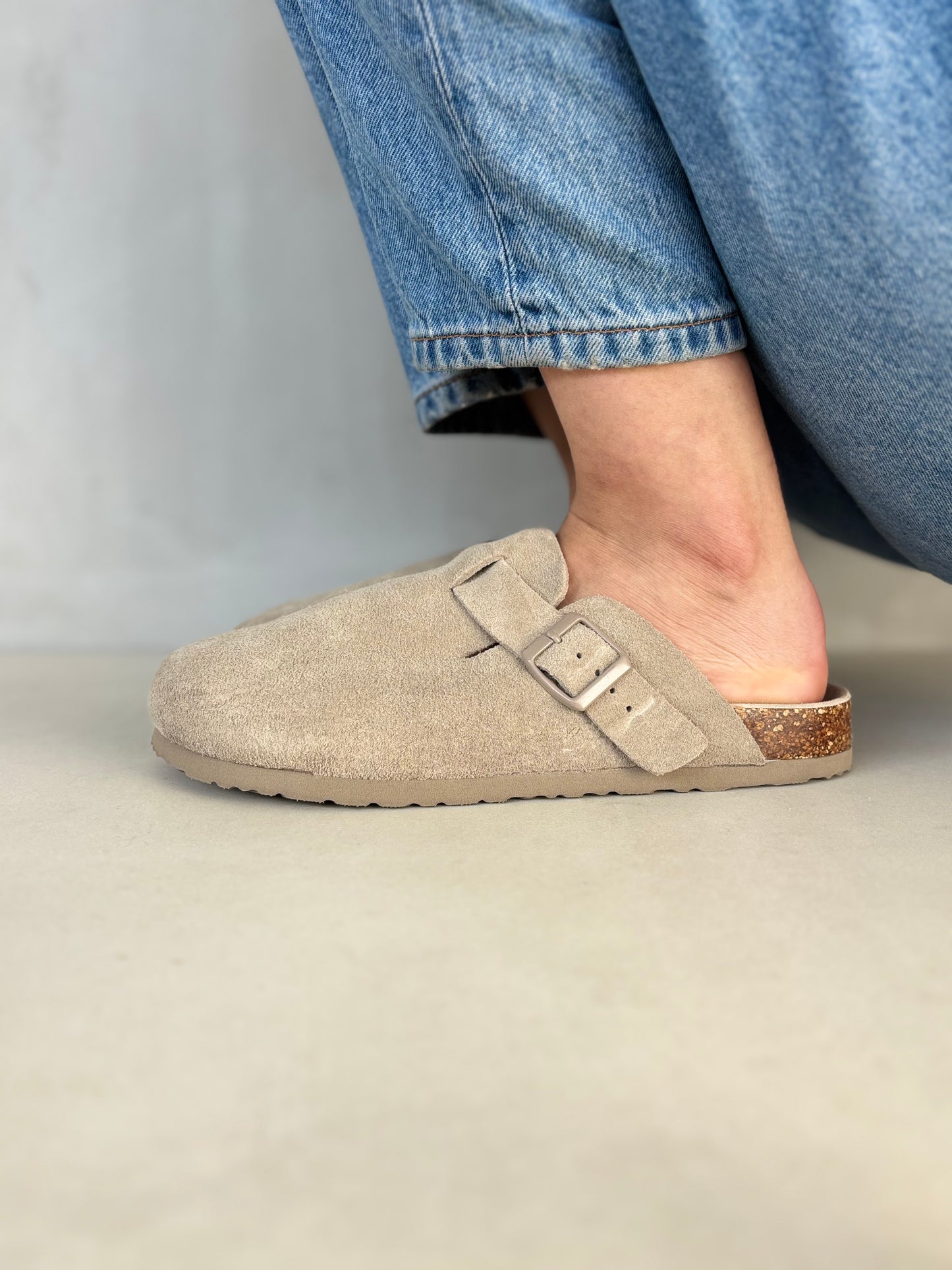 14371 – Sandalias tipo zueco color taupe Unisex | Boston Zoé Shoes