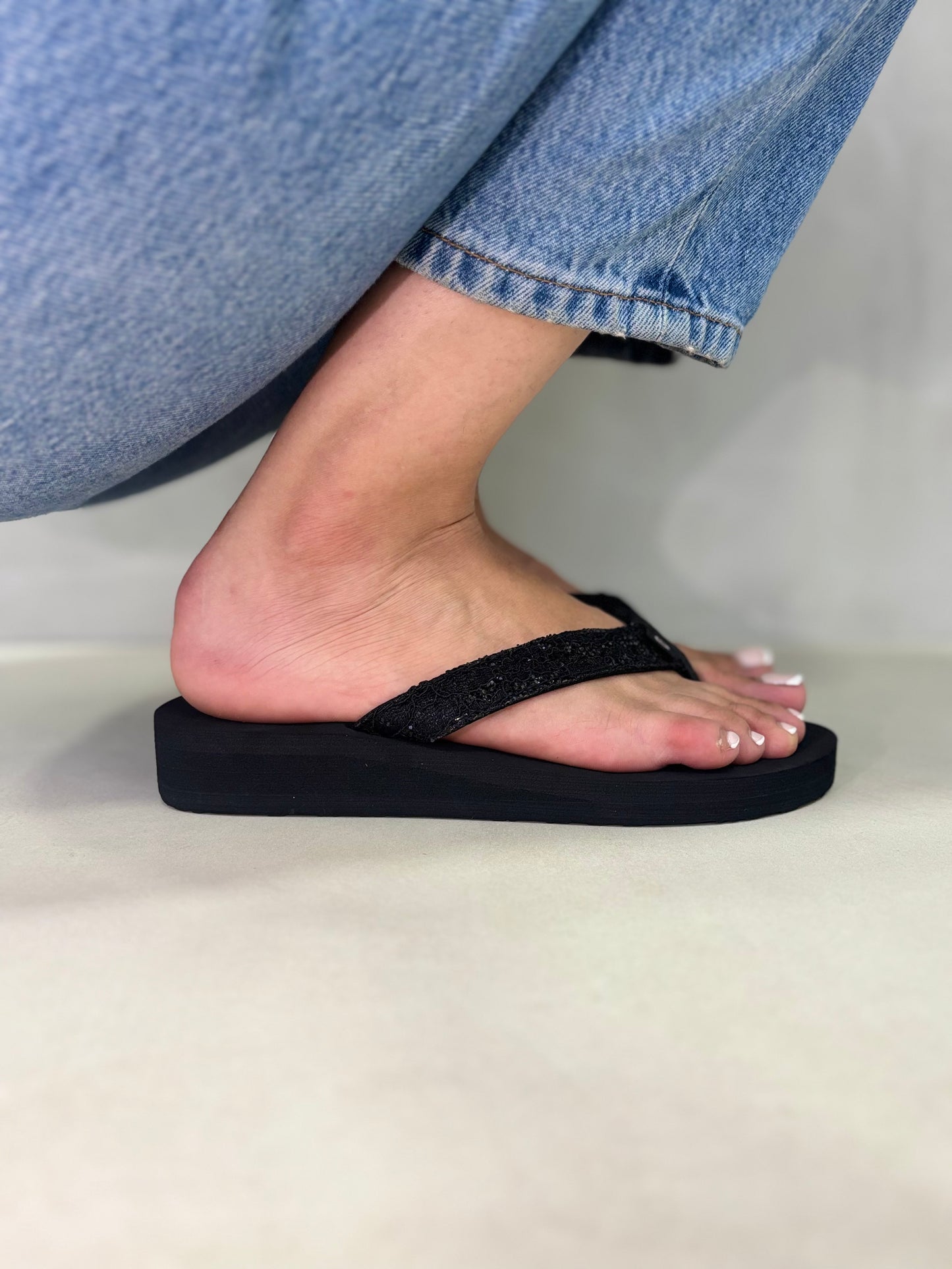 14392 – Chancletas Negras con Brillos