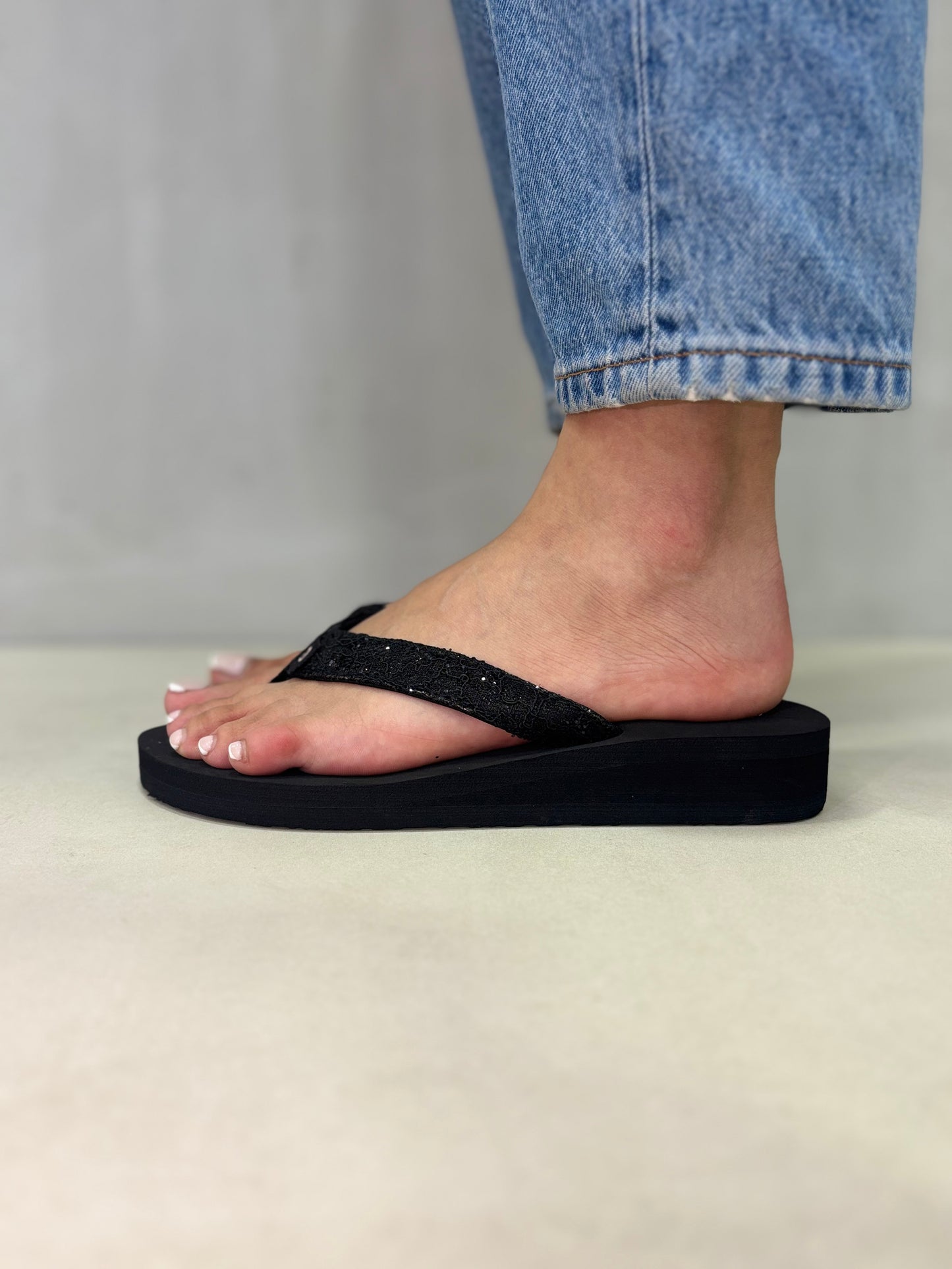 14392 – Chancletas Negras con Brillos