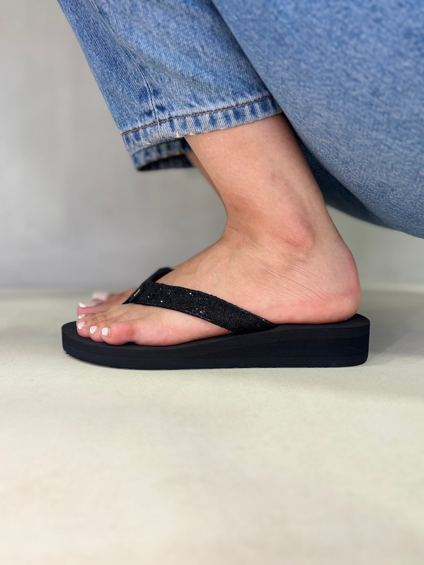 14392 – Chancletas Negras con Brillos