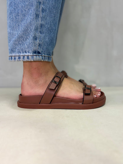 14486 – Sandalias Marrones con Doble Hebilla y Suela Ergonómica