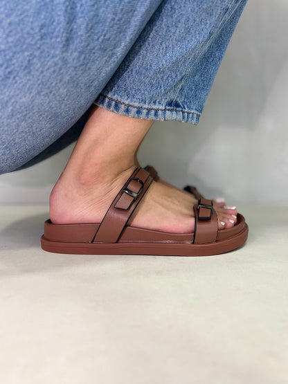 14486 – Sandalias Marrones con Doble Hebilla y Suela Ergonómica