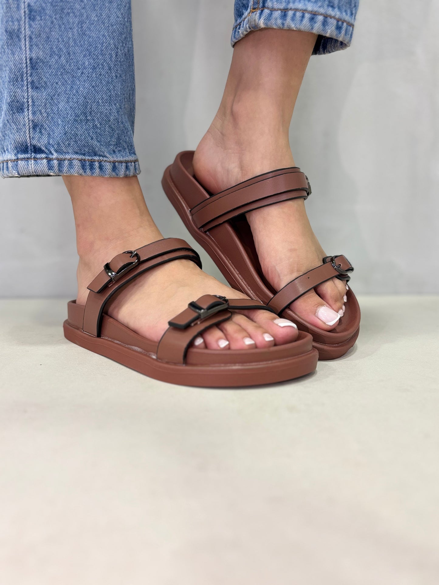 14486 – Sandalias Marrones con Doble Hebilla y Suela Ergonómica