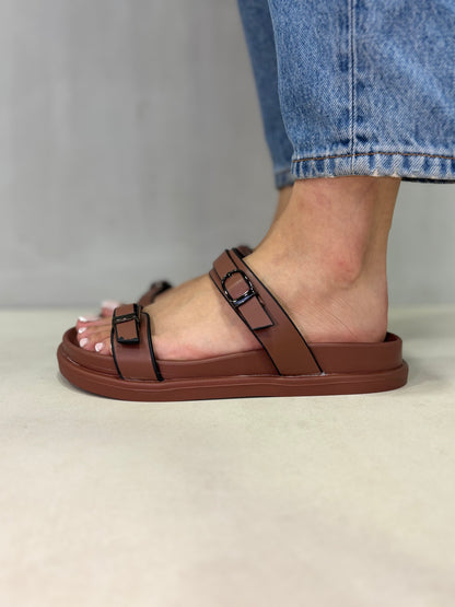 14486 – Sandalias Marrones con Doble Hebilla y Suela Ergonómica