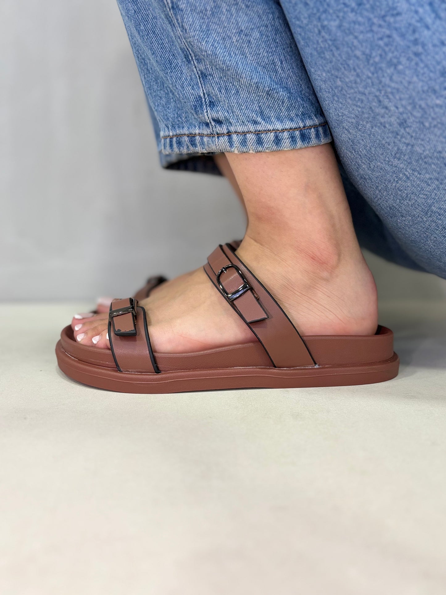 14486 – Sandalias Marrones con Doble Hebilla y Suela Ergonómica