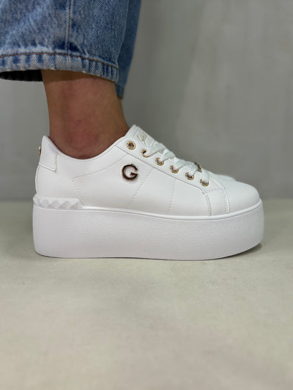 14303 – Zapatillas Blancas con Plataforma y Detalles Dorados