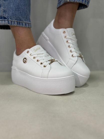 14303 – Zapatillas Blancas con Plataforma y Detalles Dorados