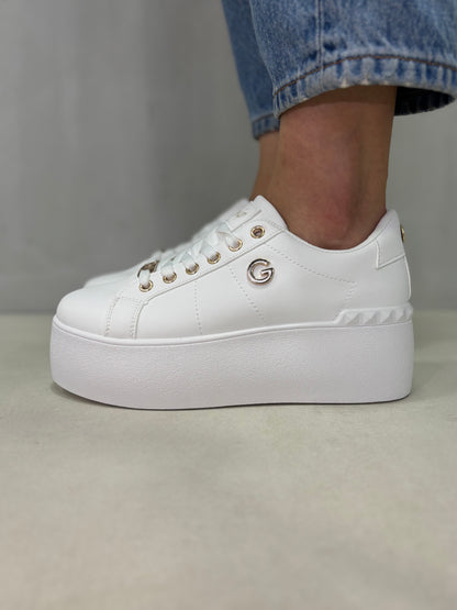 14303 – Zapatillas Blancas con Plataforma y Detalles Dorados