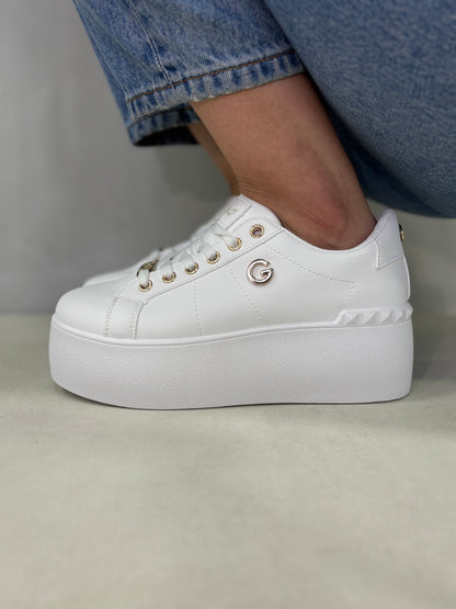 14303 – Zapatillas Blancas con Plataforma y Detalles Dorados