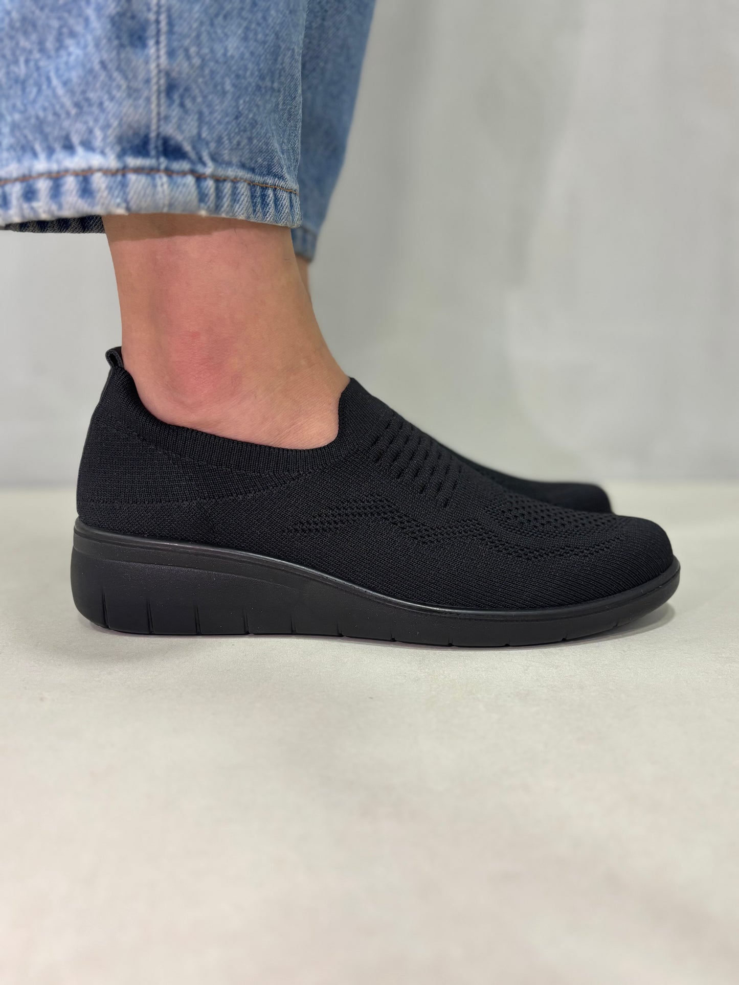 12791 – Zapatos tipo slip-on negros tejidos con suela ergonómica
