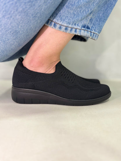12791 – Zapatos tipo slip-on negros tejidos con suela ergonómica