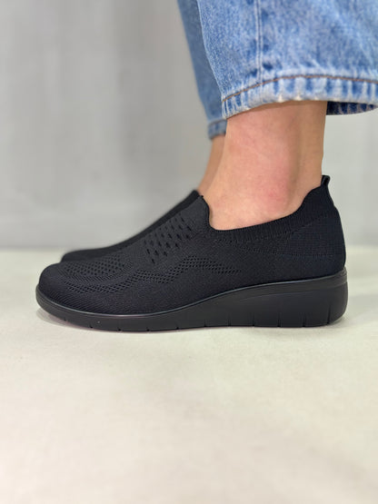 12791 – Zapatos tipo slip-on negros tejidos con suela ergonómica
