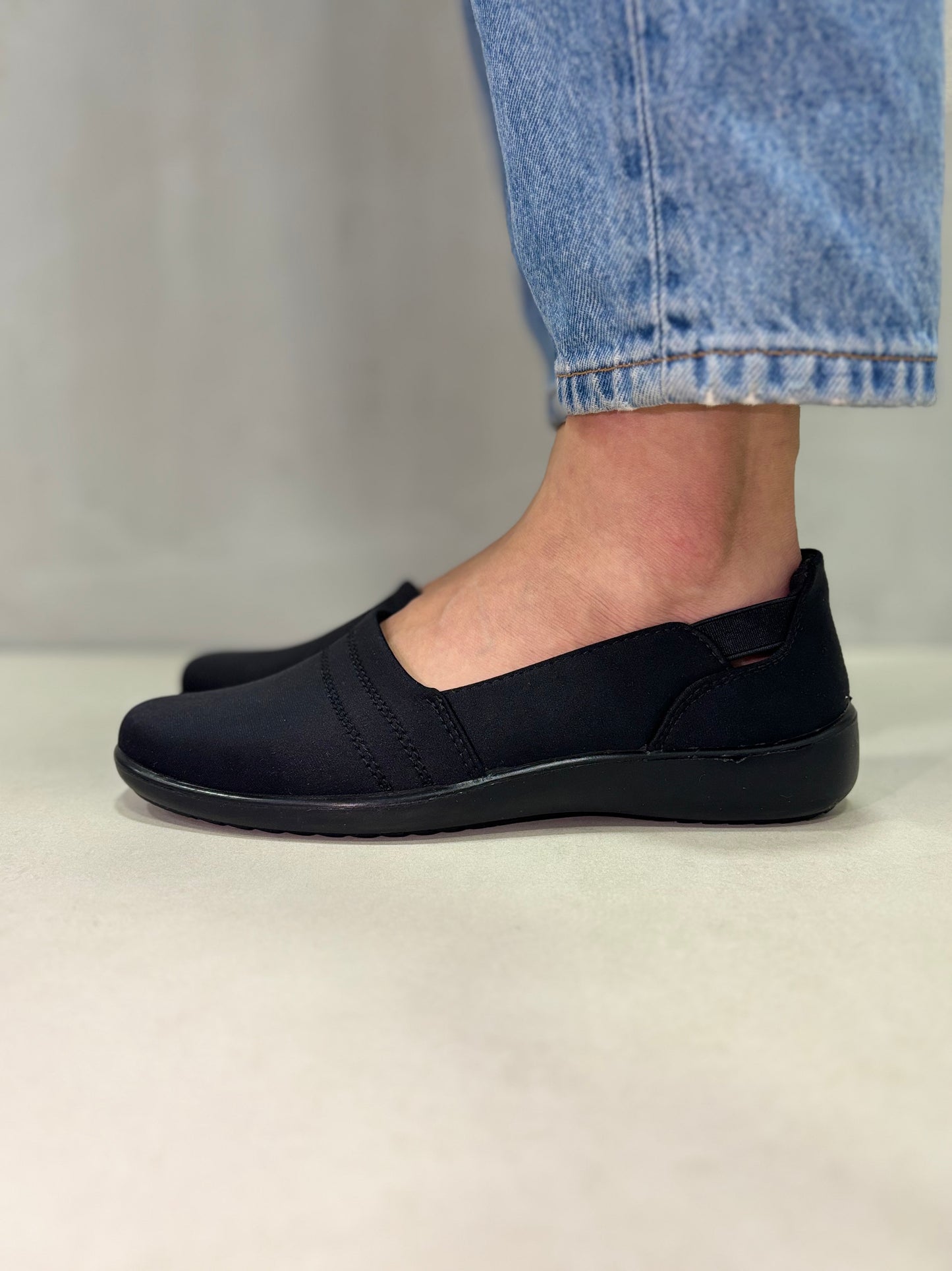 14445 – Zapatos Negros de Mujer con Suela Ergonómica