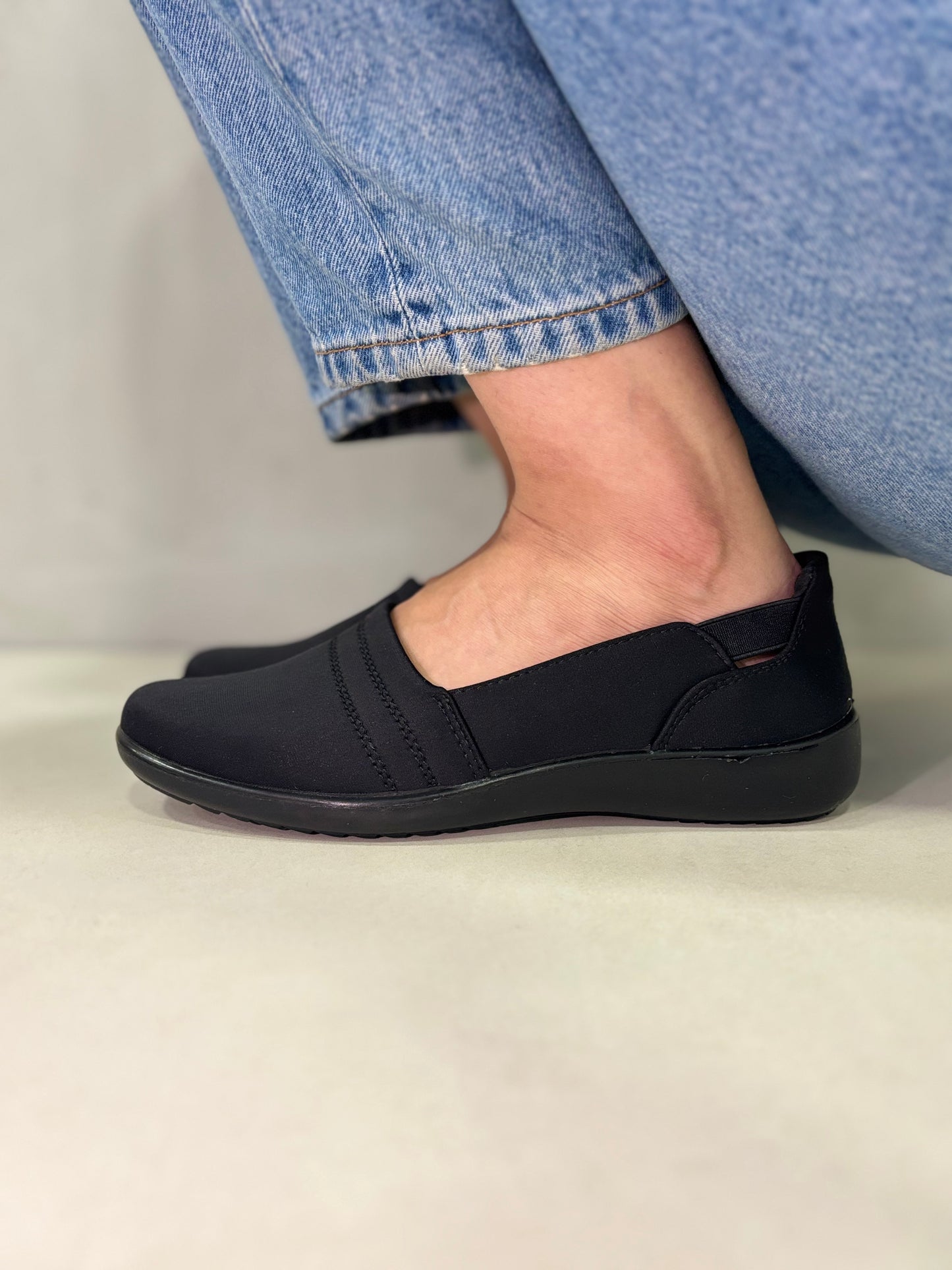 14445 – Zapatos Negros de Mujer con Suela Ergonómica
