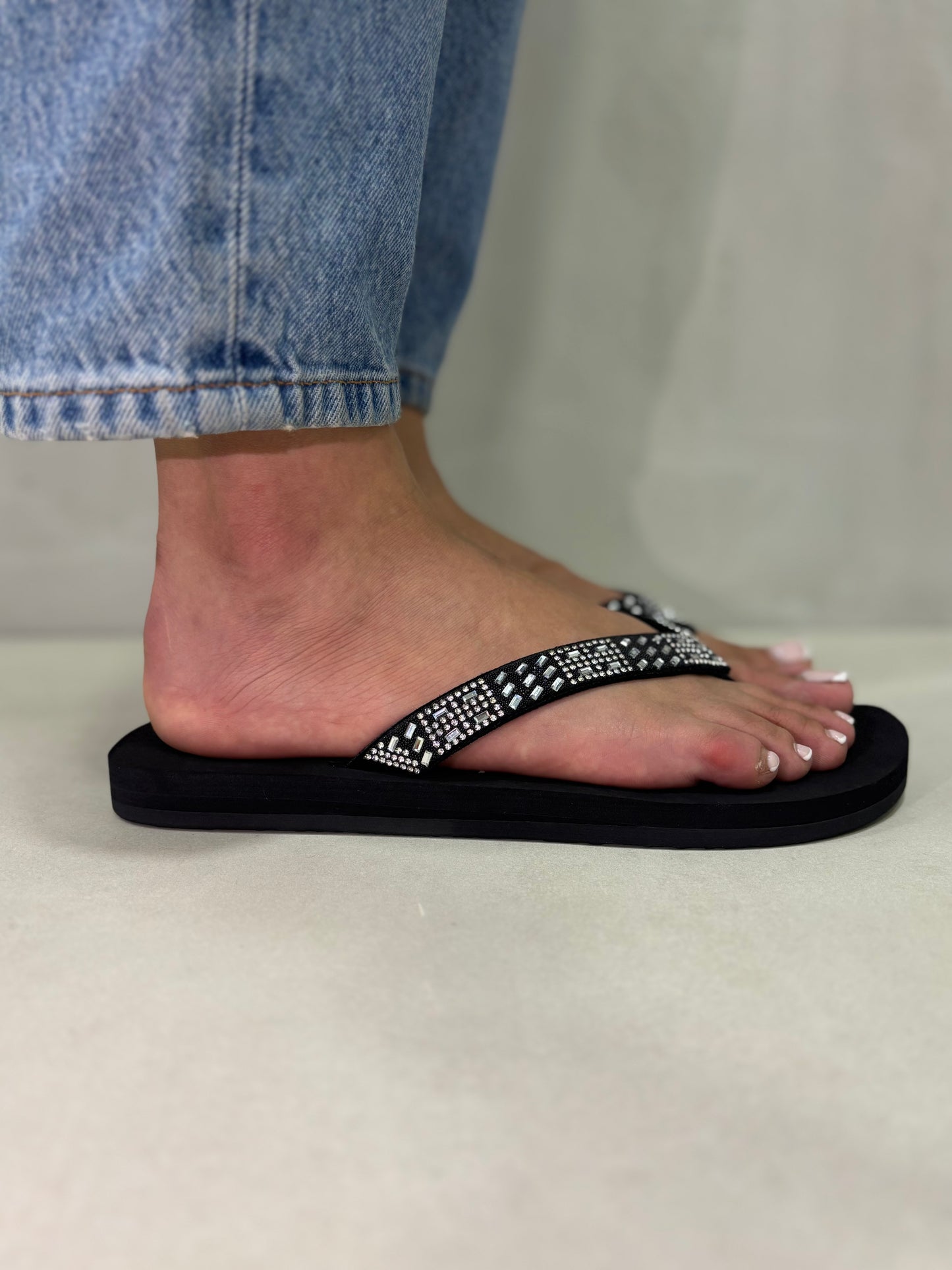 14381 – Chancletas Negras con Piedras Brillantes