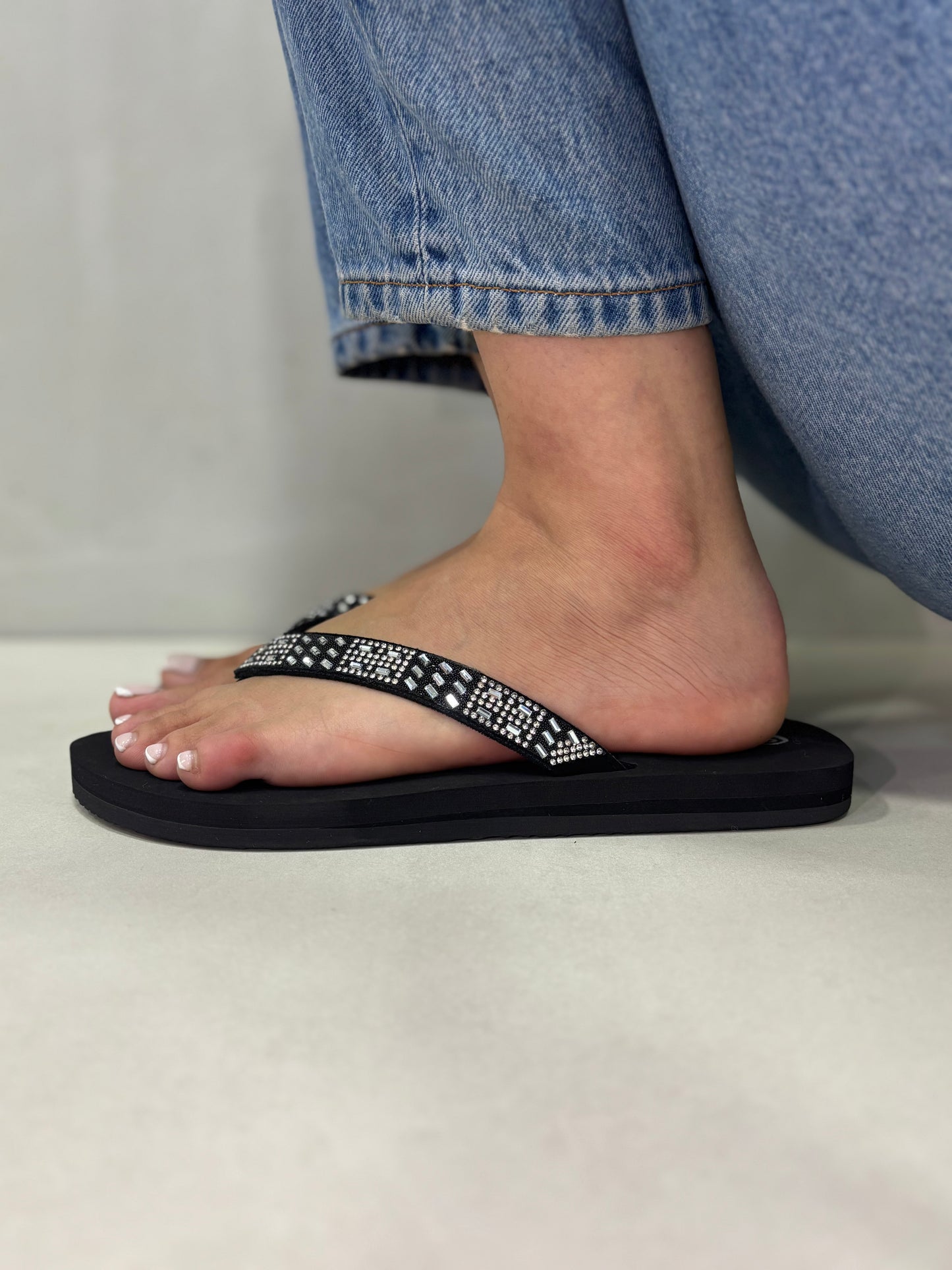 14381 – Chancletas Negras con Piedras Brillantes