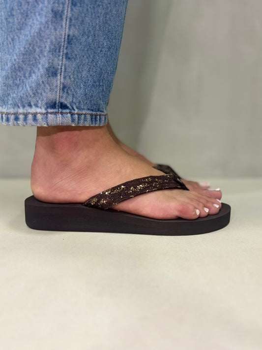 14393 – Chancletas Marrón Oscuro con Brillos