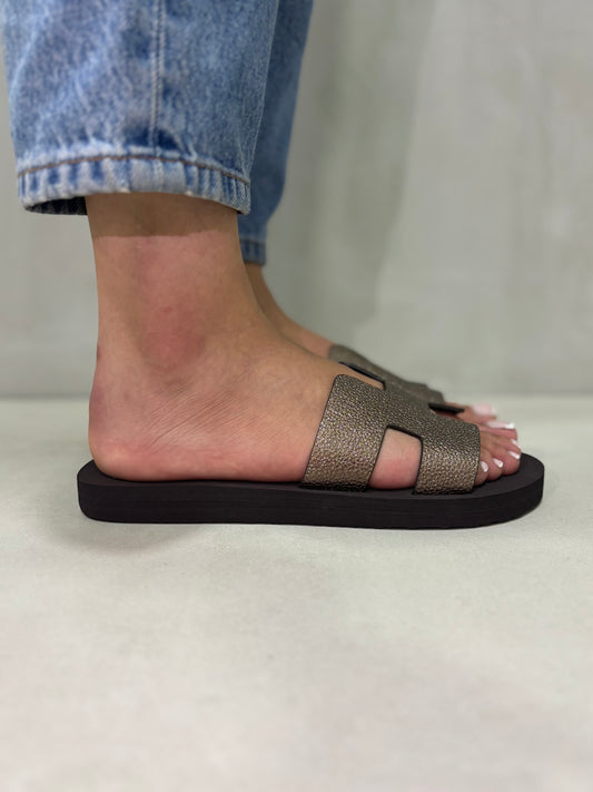 14386 – Sandalias Marrón Oscuro con Brillo Metálico