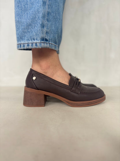 13999 - Mocasines Café Oscuro con Tacón de Madera y Detalle Metálico