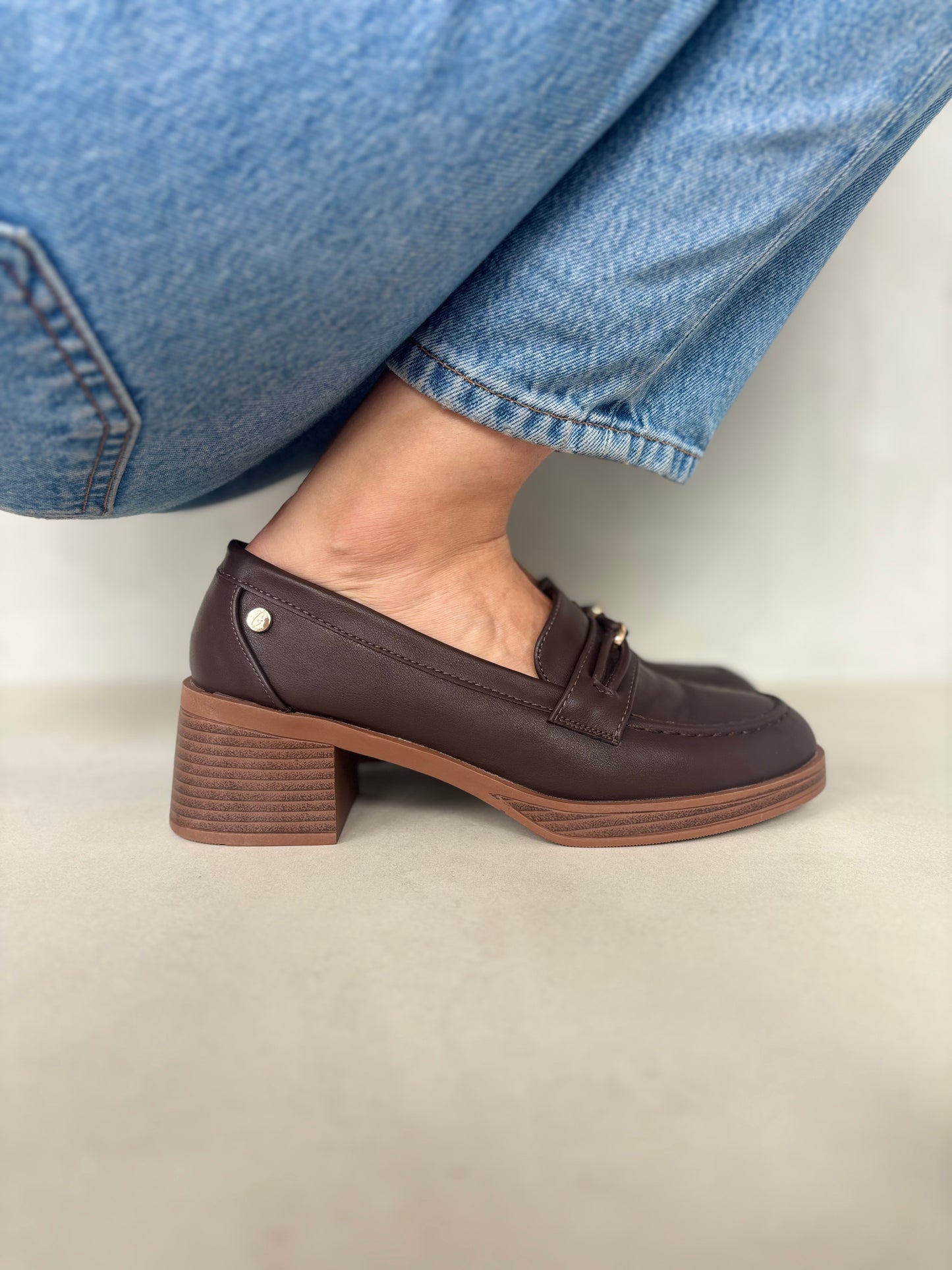 13999 - Mocasines Café Oscuro con Tacón de Madera y Detalle Metálico
