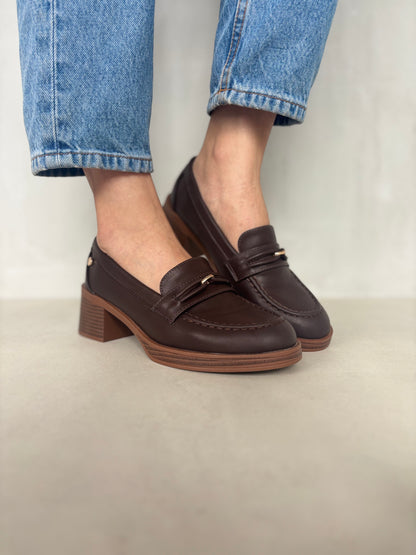 13999 - Mocasines Café Oscuro con Tacón de Madera y Detalle Metálico
