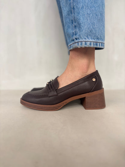 13999 - Mocasines Café Oscuro con Tacón de Madera y Detalle Metálico