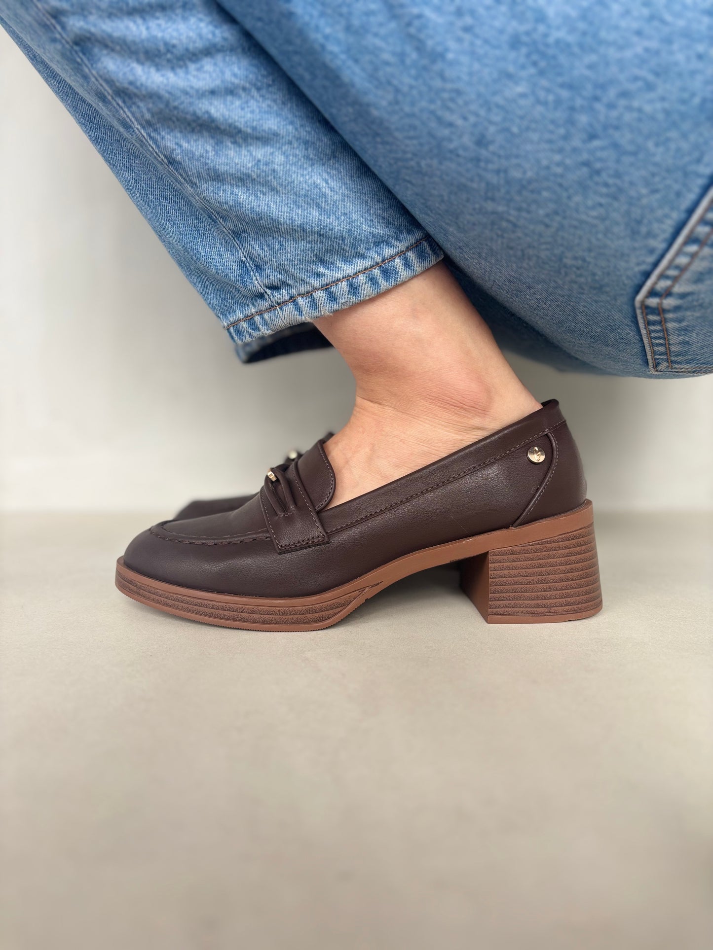 13999 - Mocasines Café Oscuro con Tacón de Madera y Detalle Metálico
