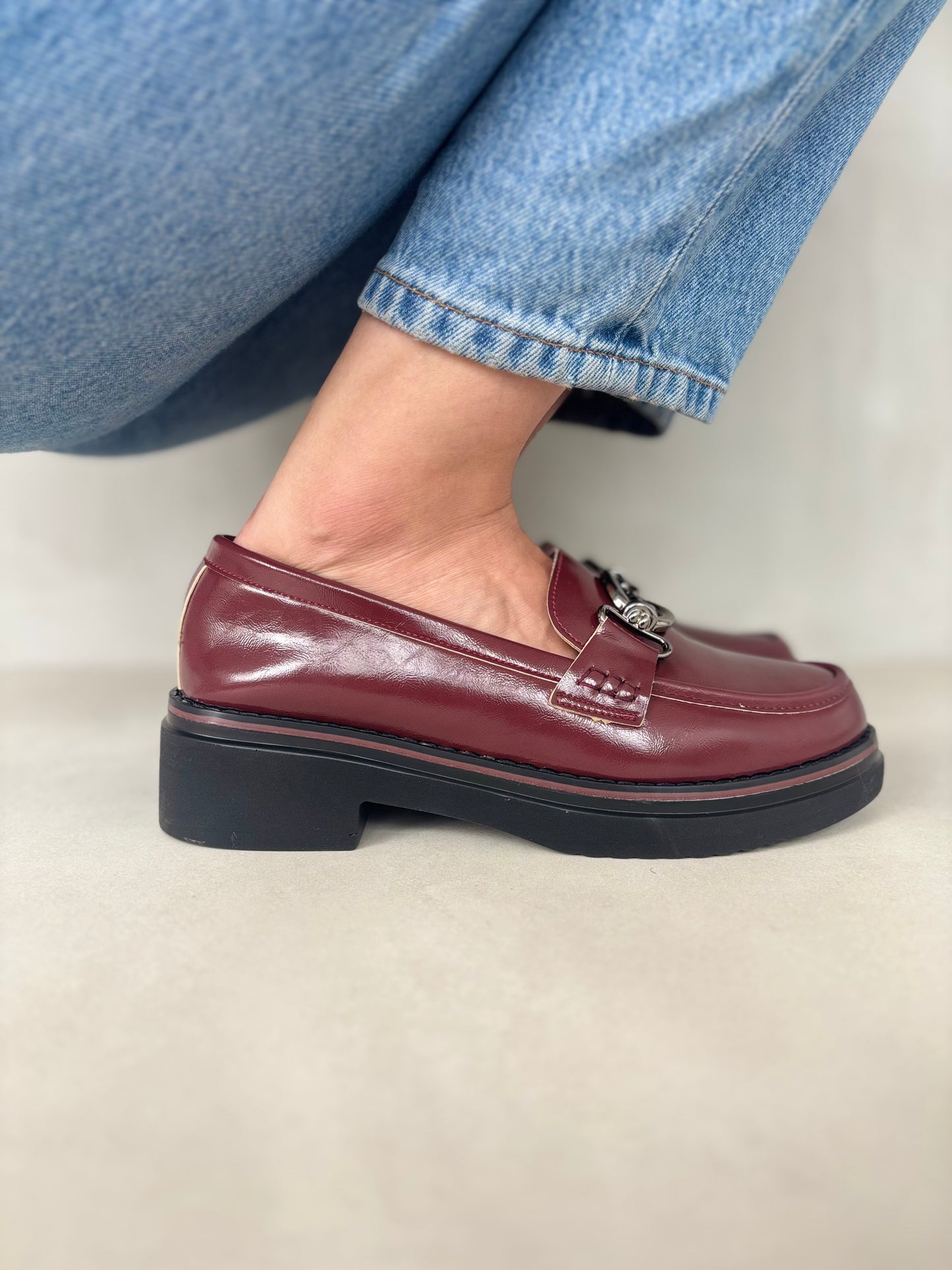 14069-Mocasines con Tacón Bajo y Adorno Metálico