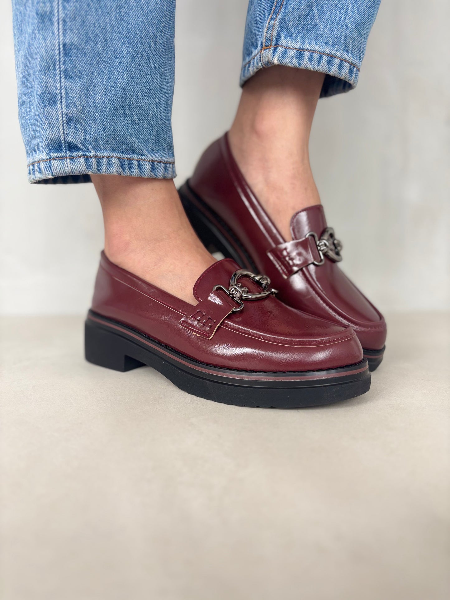 14069-Mocasines con Tacón Bajo y Adorno Metálico