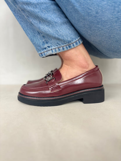 14069-Mocasines con Tacón Bajo y Adorno Metálico