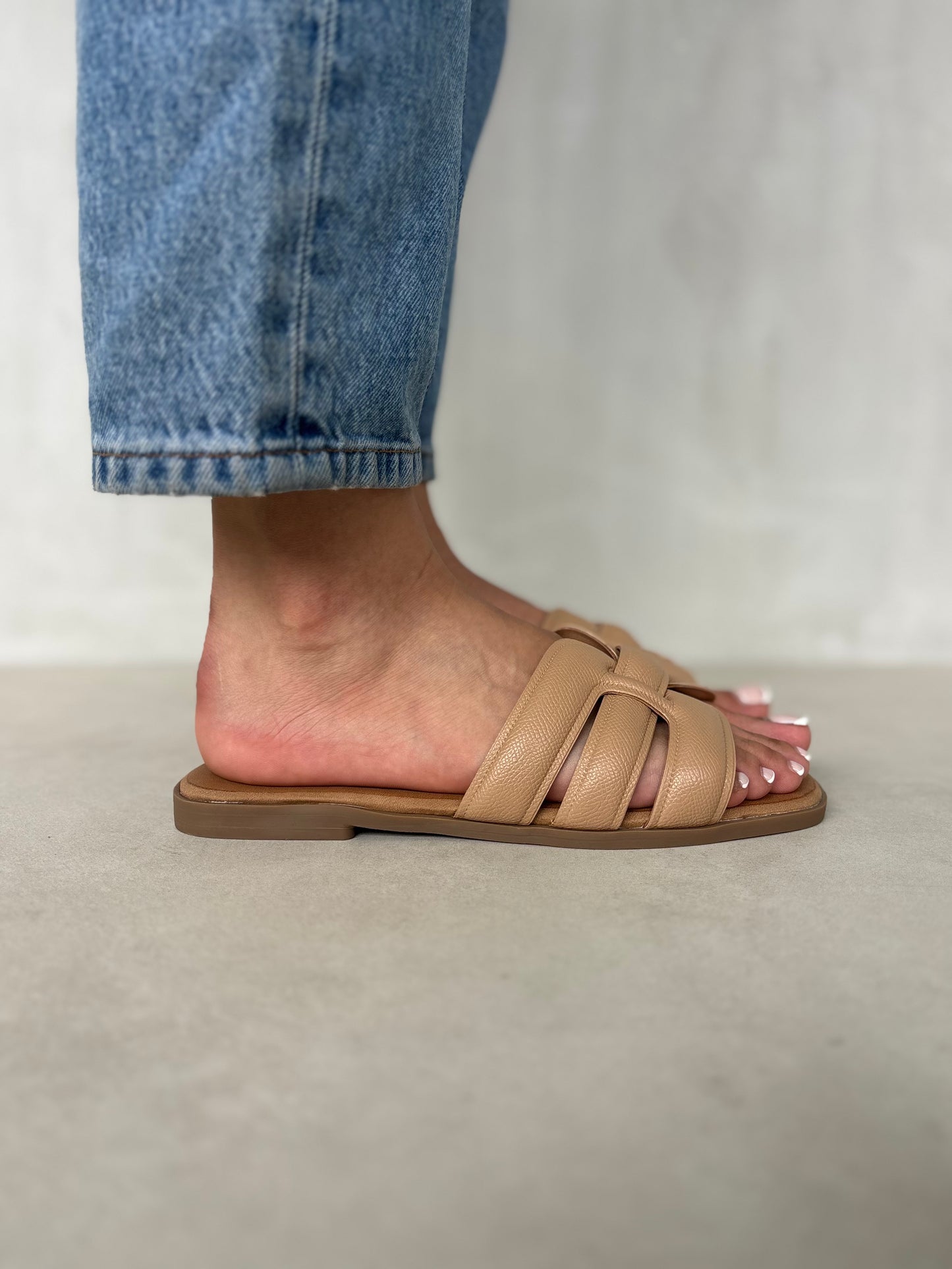 14043 - Sandalias Planas para Mujer en Beige con Tiras Acolchadas