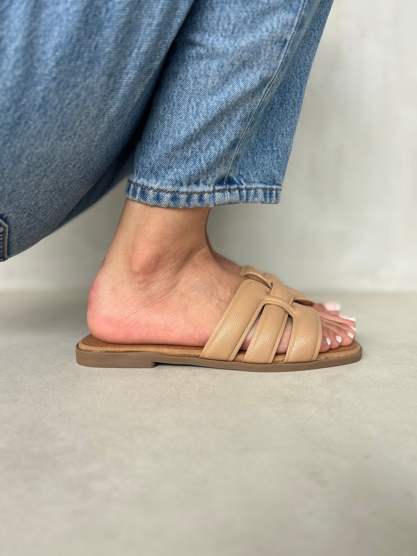 14043 - Sandalias Planas para Mujer en Beige con Tiras Acolchadas