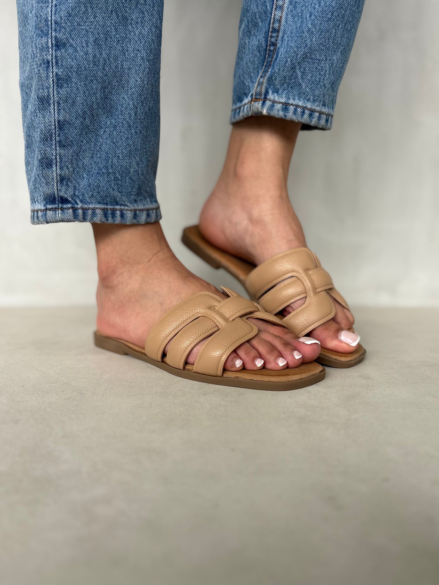 14043 - Sandalias Planas para Mujer en Beige con Tiras Acolchadas