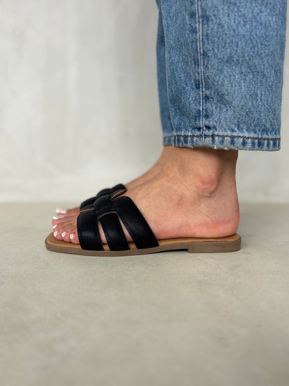 14041 - Sandalias Planas para Mujer en Negro con Tiras Acolchadas