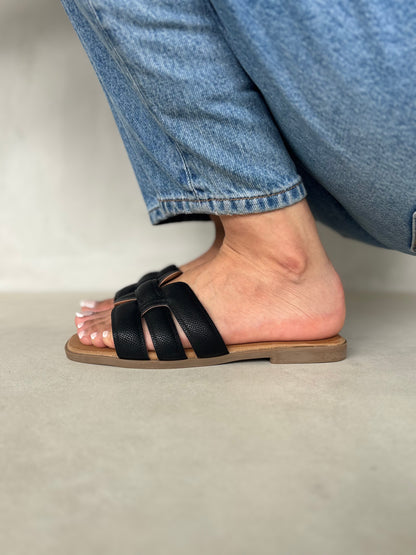 14041 - Sandalias Planas para Mujer en Negro con Tiras Acolchadas