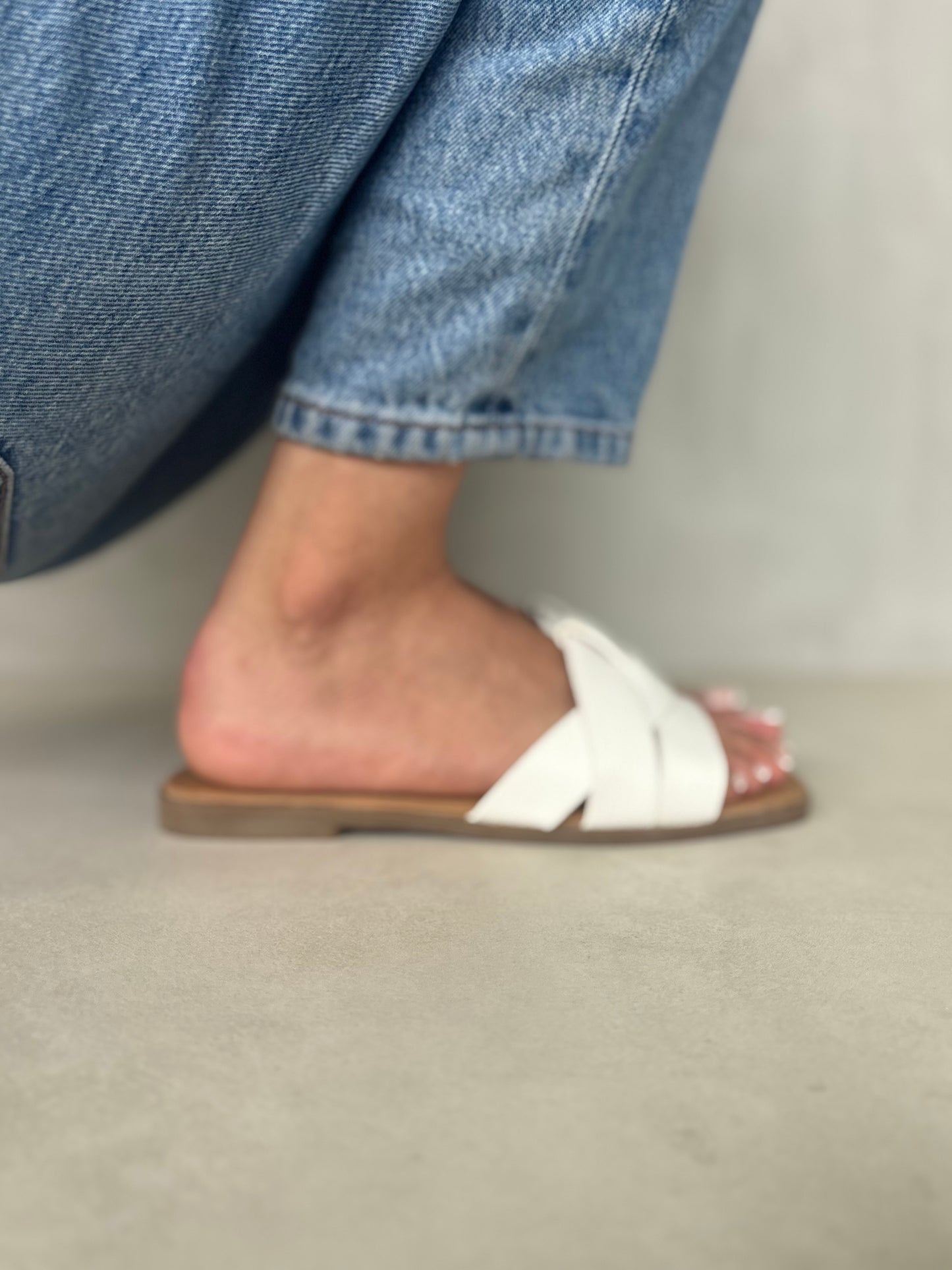 14019 - Sandalias Planas de Mujer con Diseño Entrelazado