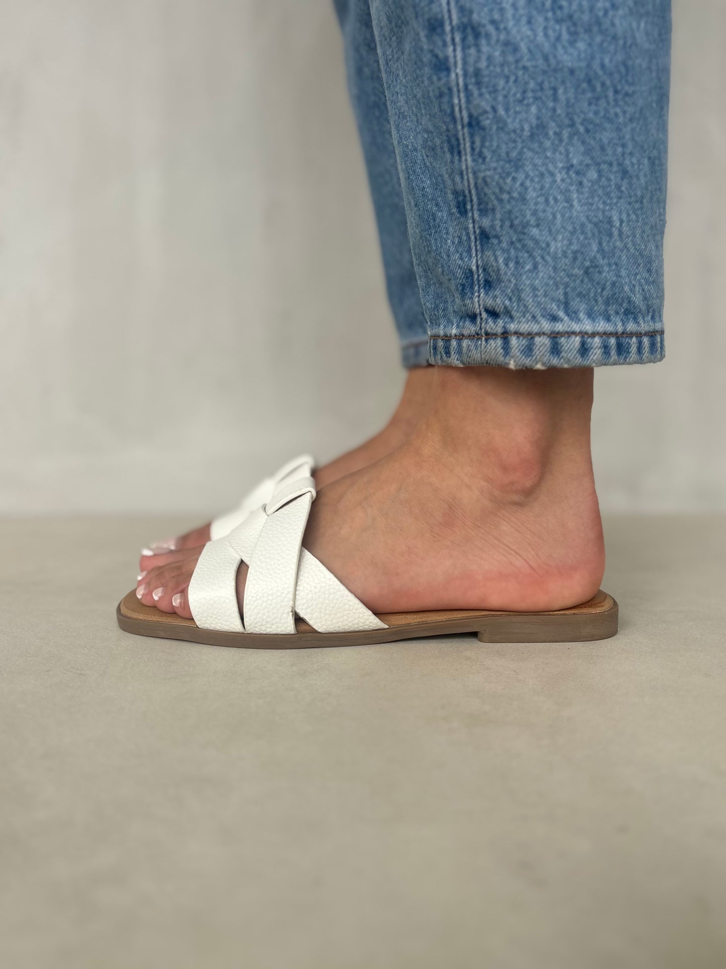 14019 - Sandalias Planas de Mujer con Diseño Entrelazado