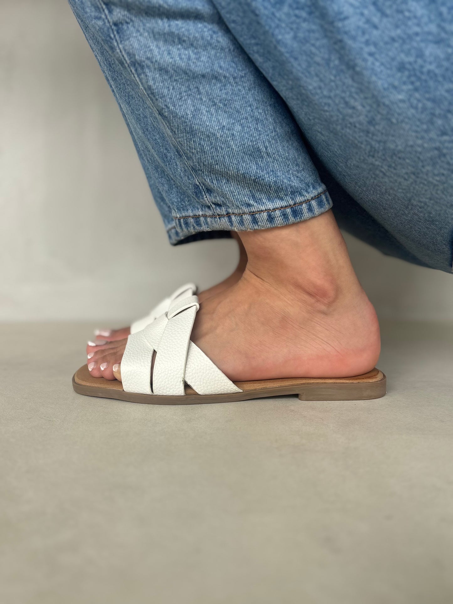 14019 - Sandalias Planas de Mujer con Diseño Entrelazado