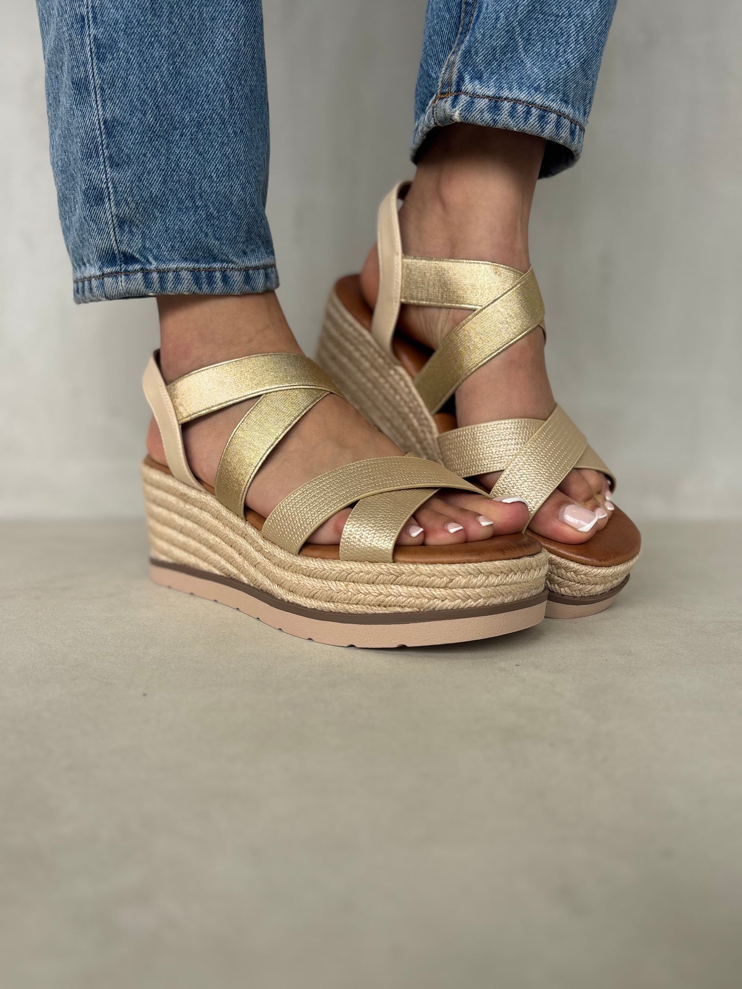 13747 - Sandalias para Mujer en Beige Rosado con Cuña de Yute y Tiras Elásticas